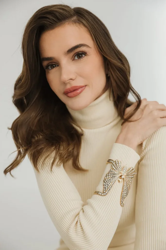 Dra. Joana Webber, médica, em retrato de estúdio com blusa off-white