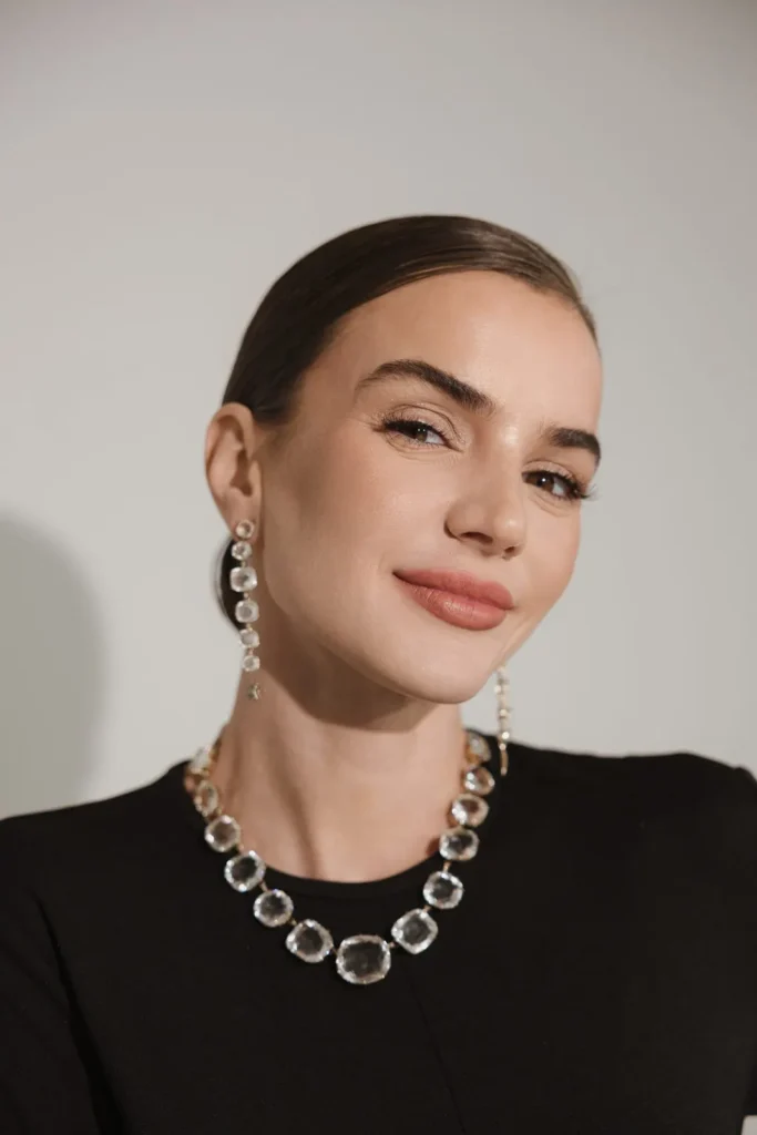 Dra. Joana Webber de blusa preta, olhando para a câmera