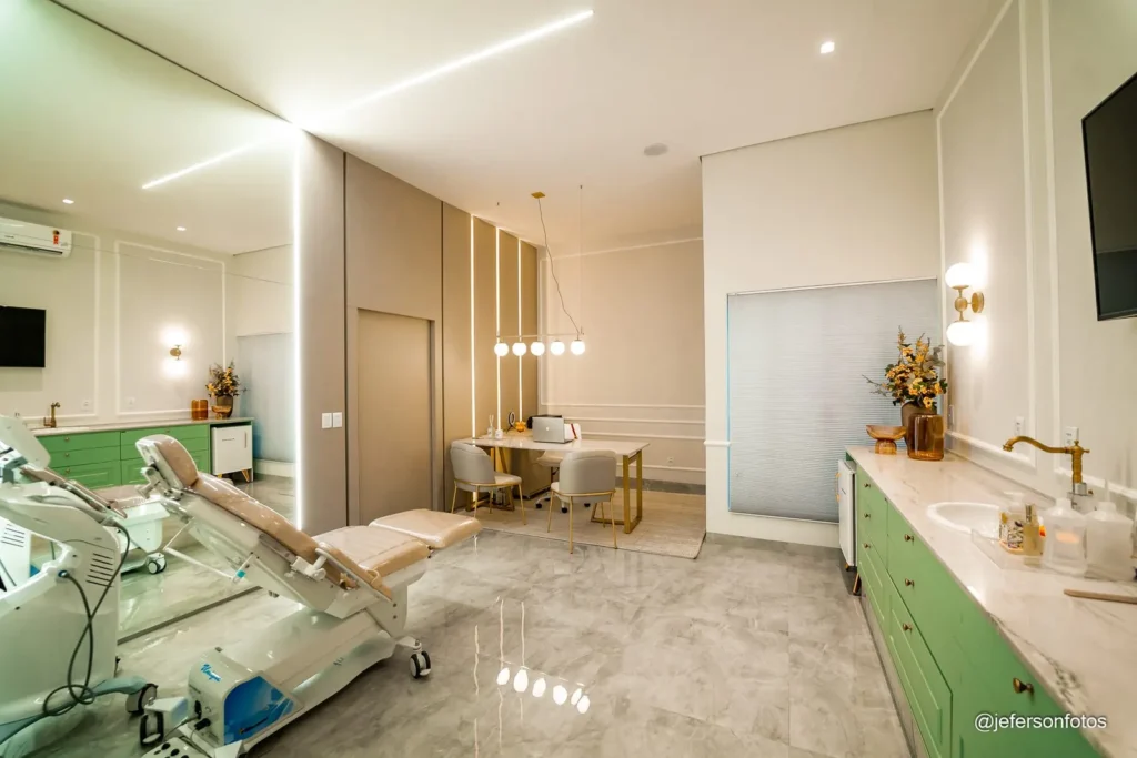 Sala de procedimentos com cadeira e armários em verde-sálvia